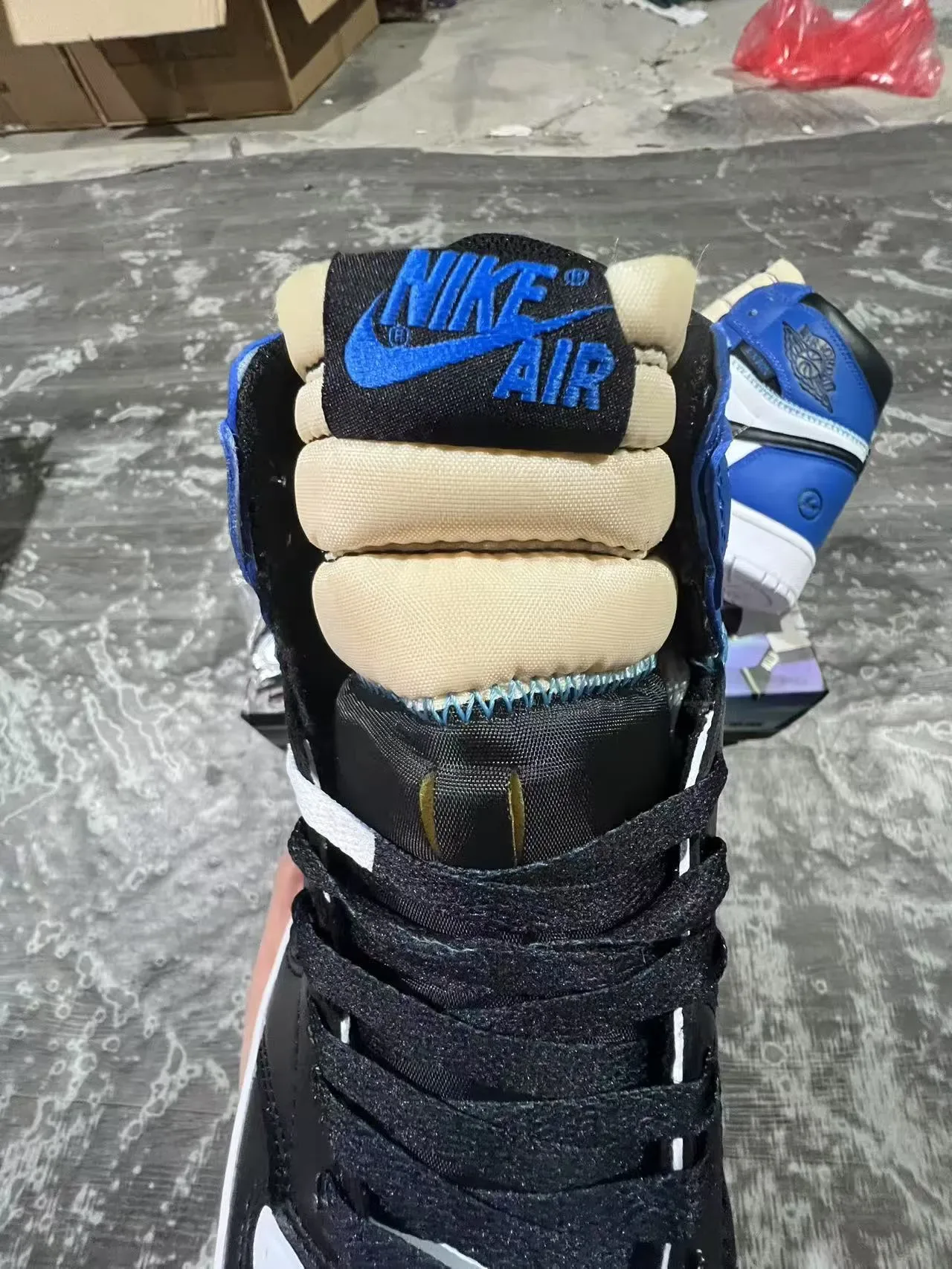 Air Jordan 1 High Chaussures de Basketball Blanc Noir Bleu Royal 4