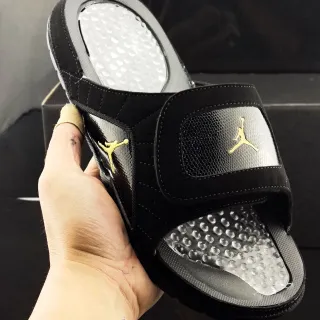 Air Jordan 1 Slide काले और सुनहरे रंग के Jumpman स्लिपर्स