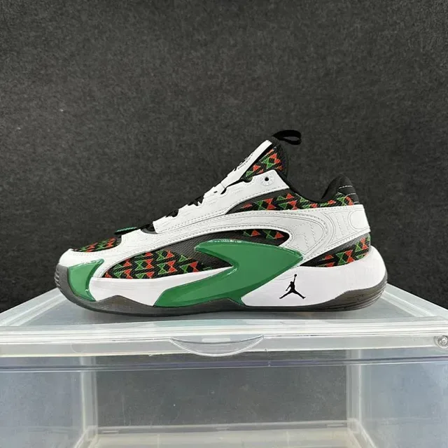 Baskets lifestyle Air Jordan 10 blanc et vert avec semelle intermédiaire asymétrique et empiècement textile géométrique ondulé 2