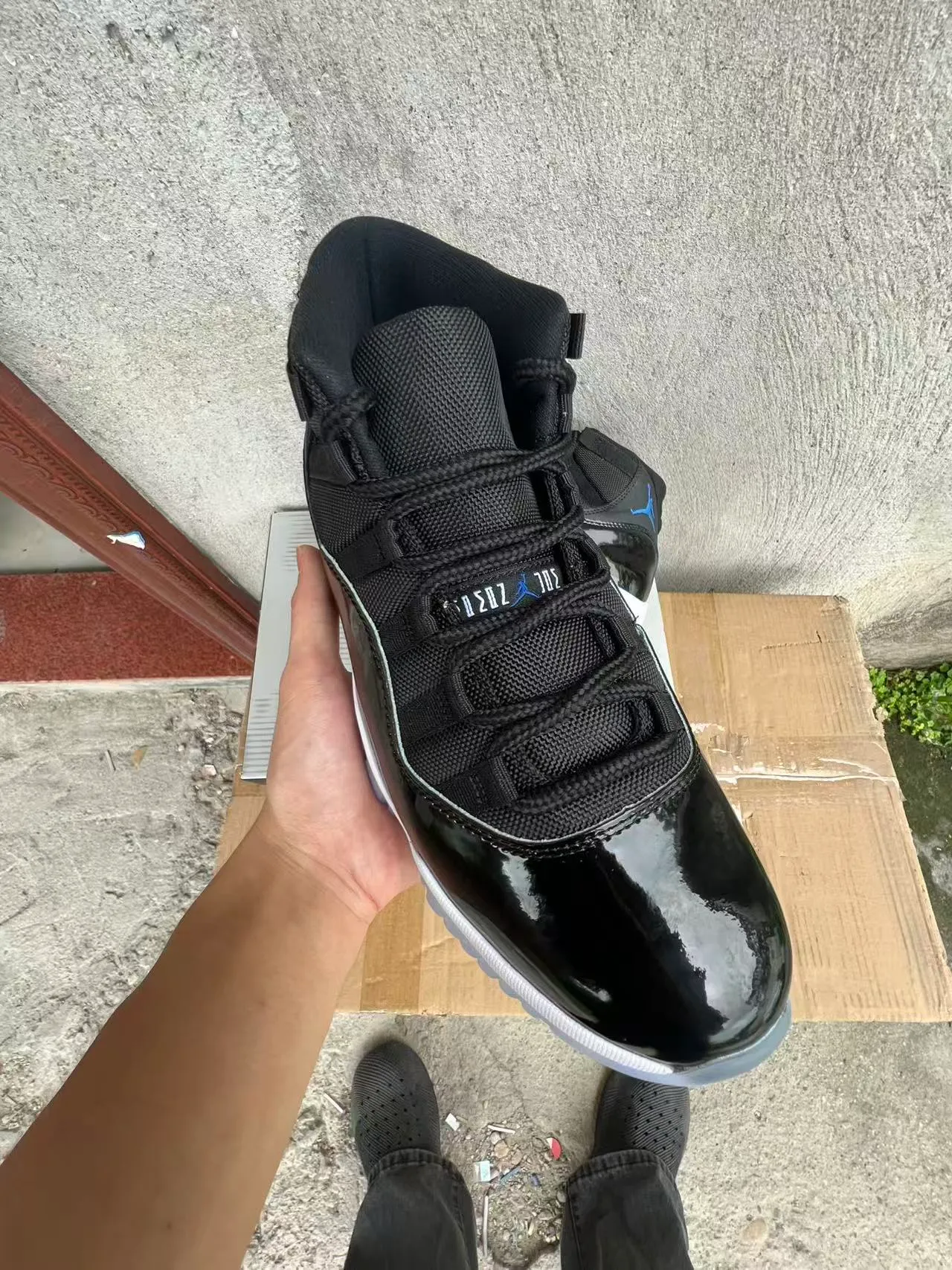 Tênis de basquete de couro envernizado Air Jordan 11 Black Concord 2