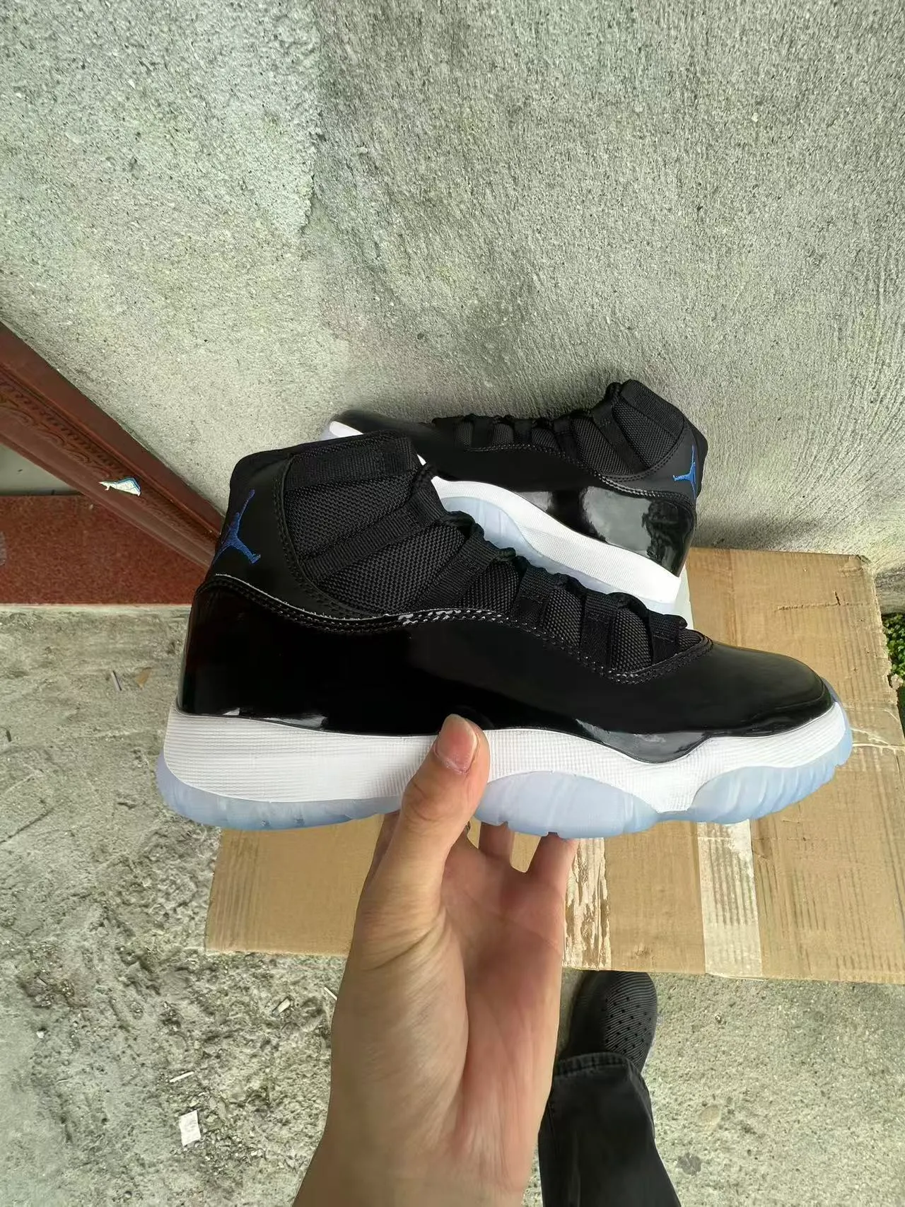 Tênis de basquete de couro envernizado Air Jordan 11 Black Concord 7