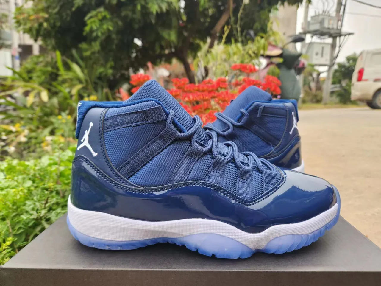 Air Jordan 11 Navy Glossy Patent Leather Basketball Shoes 2
