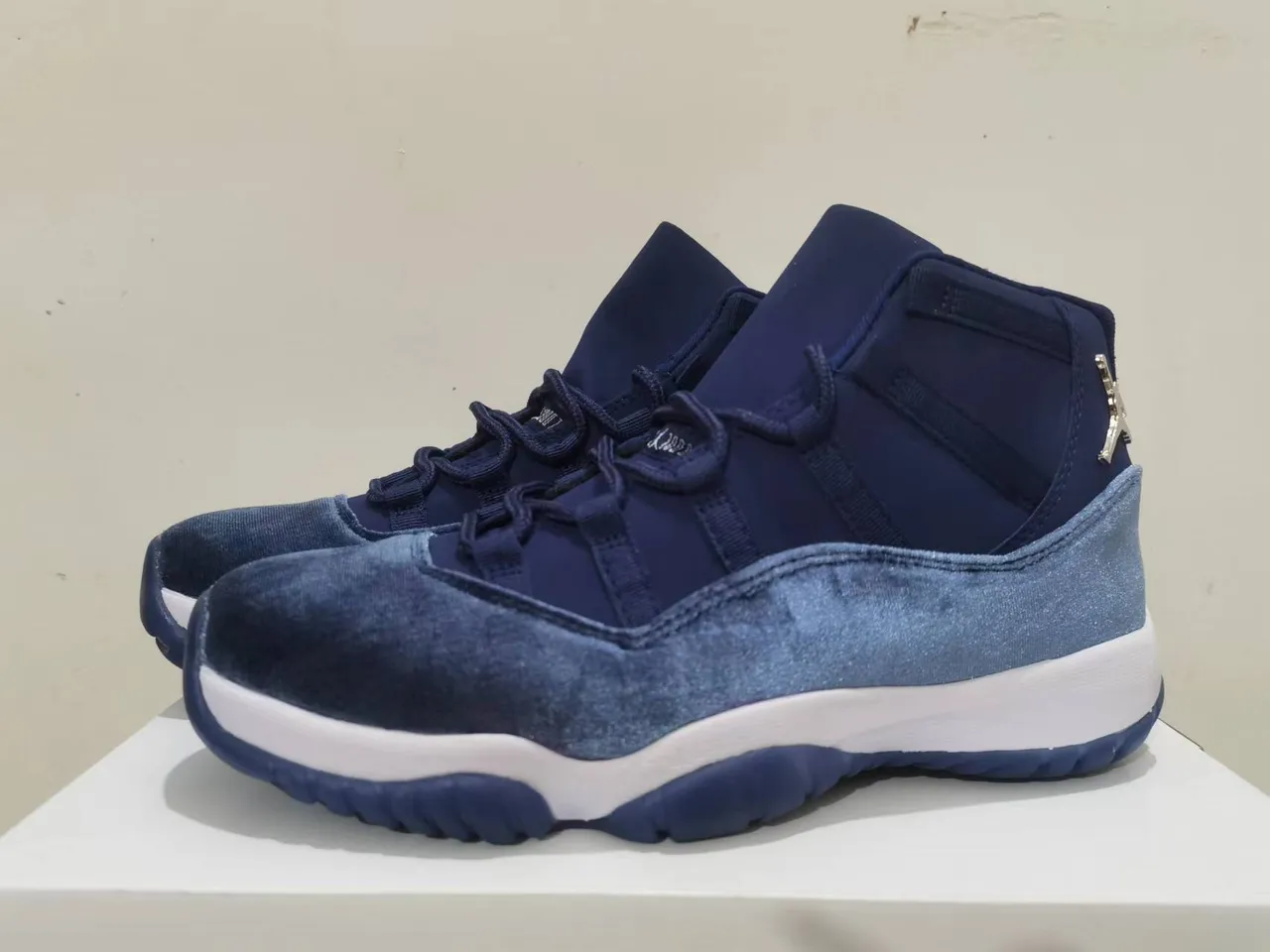 Air Jordan 11 Velvet Navy Blue Basketball Shoes 2