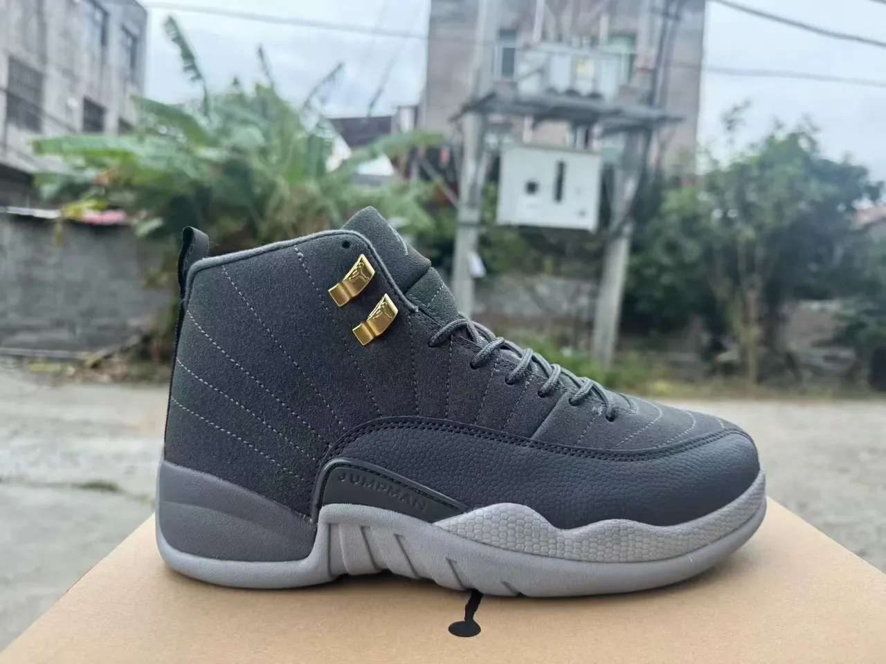 Air Jordan 12 Chaussures de Basket Gris Foncé et Or 2