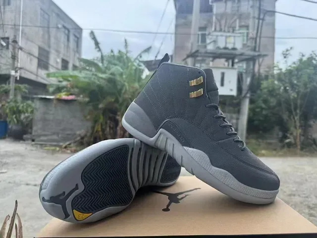 Air Jordan 12 Chaussures de Basket Gris Foncé et Or 3