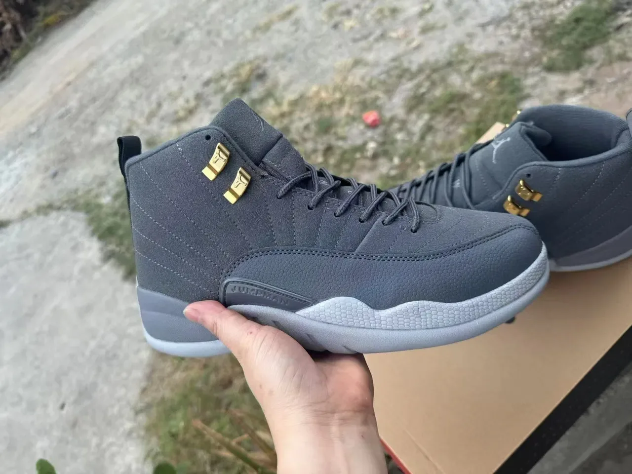 Air Jordan 12 Chaussures de Basket Gris Foncé et Or 4