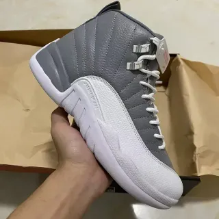 Air Jordan 12 灰色和白色绗缝皮革篮球鞋