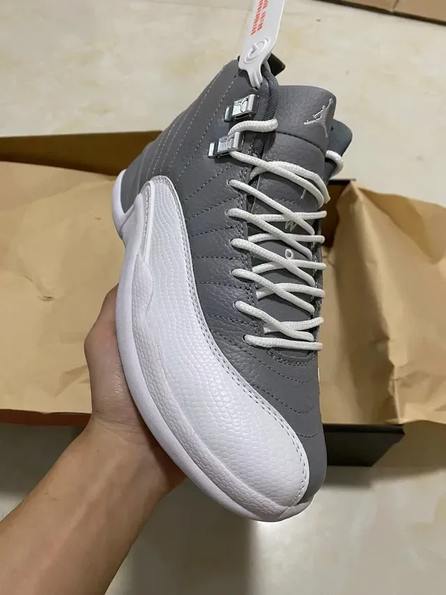Air Jordan 12 Gris et Blanc Cuir Matelassé Chaussures de Basketball 2