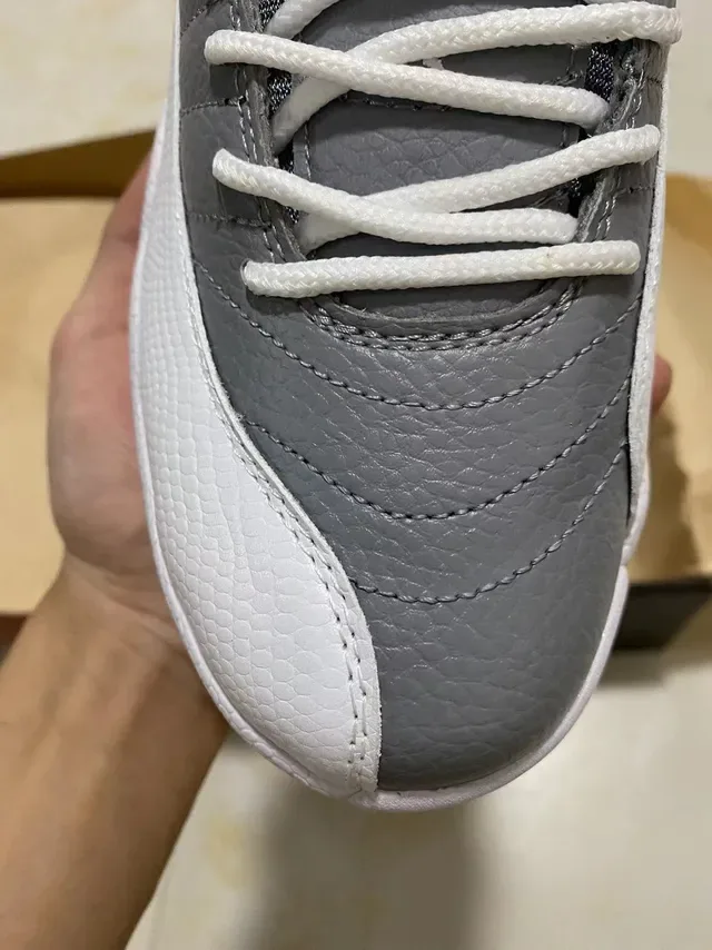 Air Jordan 12 Gris et Blanc Cuir Matelassé Chaussures de Basketball 3