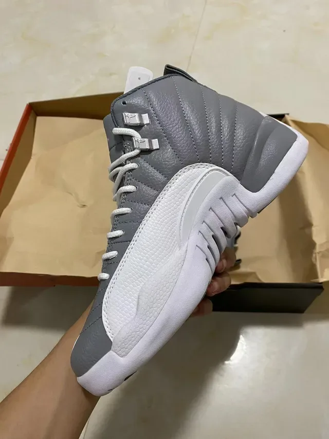 Air Jordan 12 Gris et Blanc Cuir Matelassé Chaussures de Basketball 4