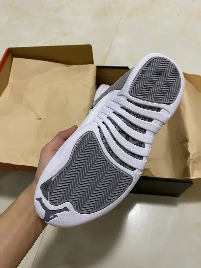 Air Jordan 12 Gris et Blanc Cuir Matelassé Chaussures de Basketball 5