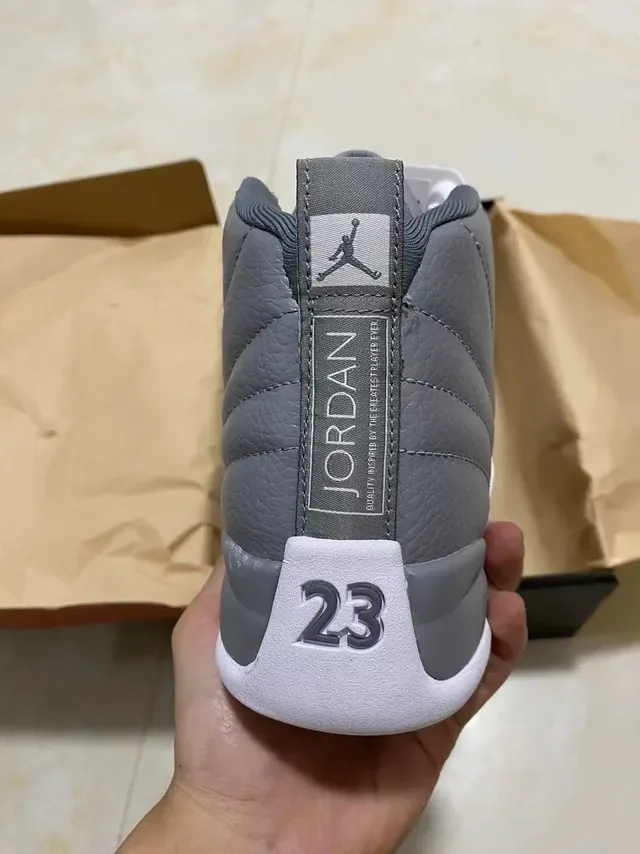 Air Jordan 12 Gris et Blanc Cuir Matelassé Chaussures de Basketball 6