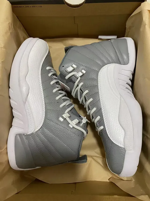 Air Jordan 12 Gris et Blanc Cuir Matelassé Chaussures de Basketball 7