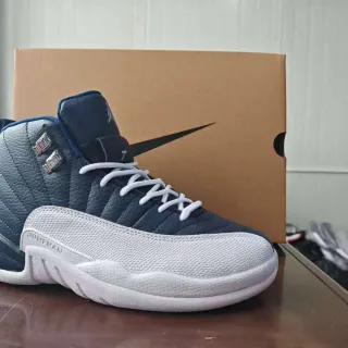 Air Jordan 12 海军蓝与白色绗缝皮革篮球鞋