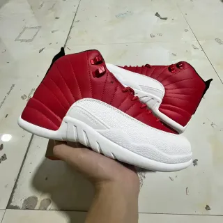 Air Jordan 12 红白绗缝皮革篮球鞋