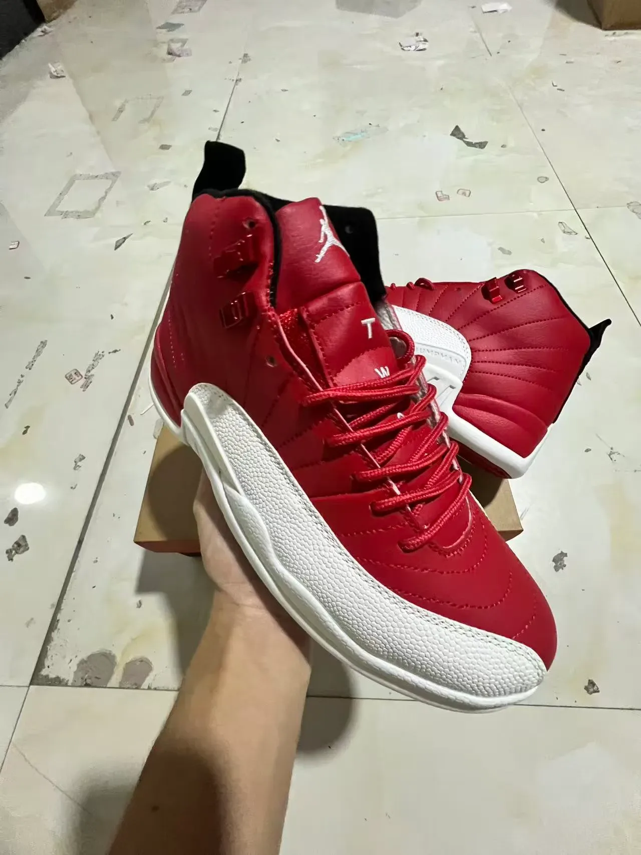 Air Jordan 12 Chaussures de Basket Cuir Matelassé Rouge et Blanc 2