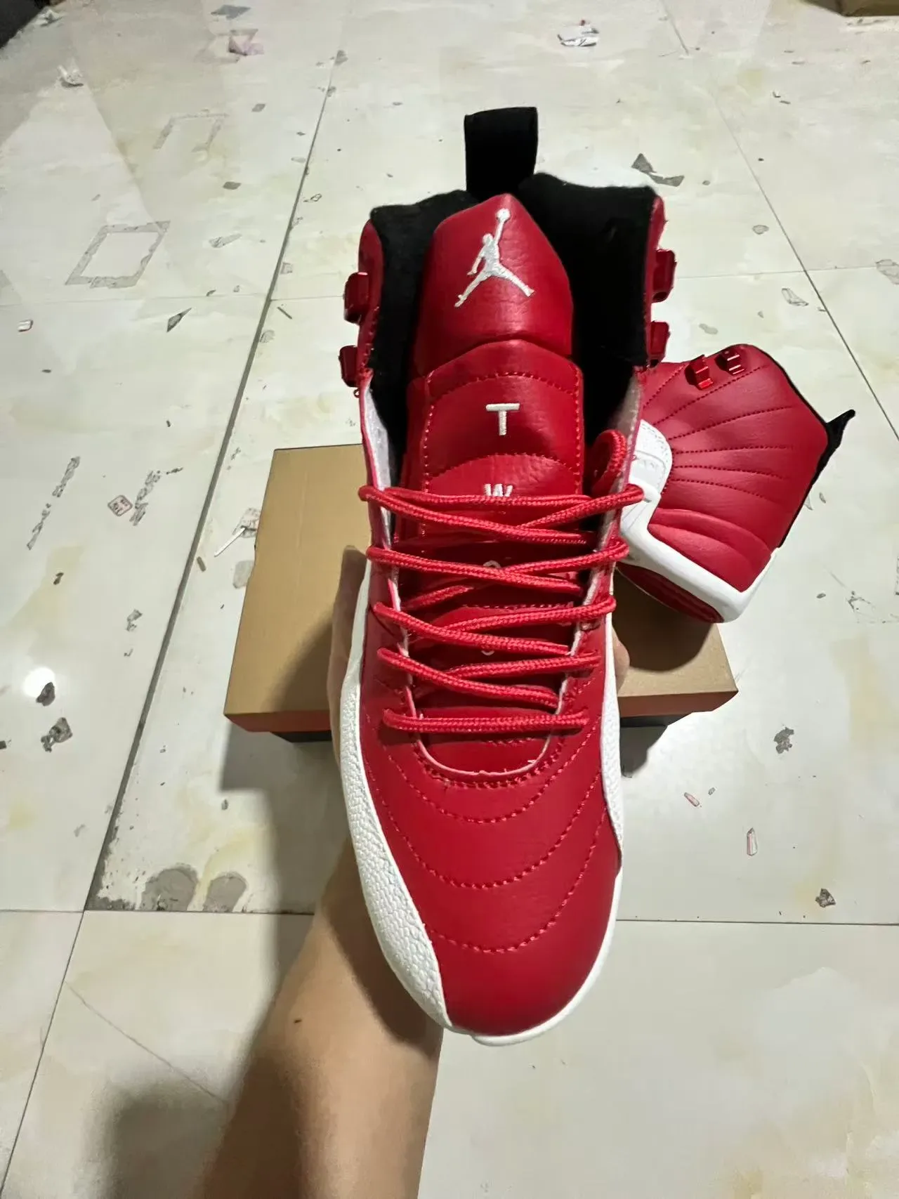 Air Jordan 12 Chaussures de Basket Cuir Matelassé Rouge et Blanc 3