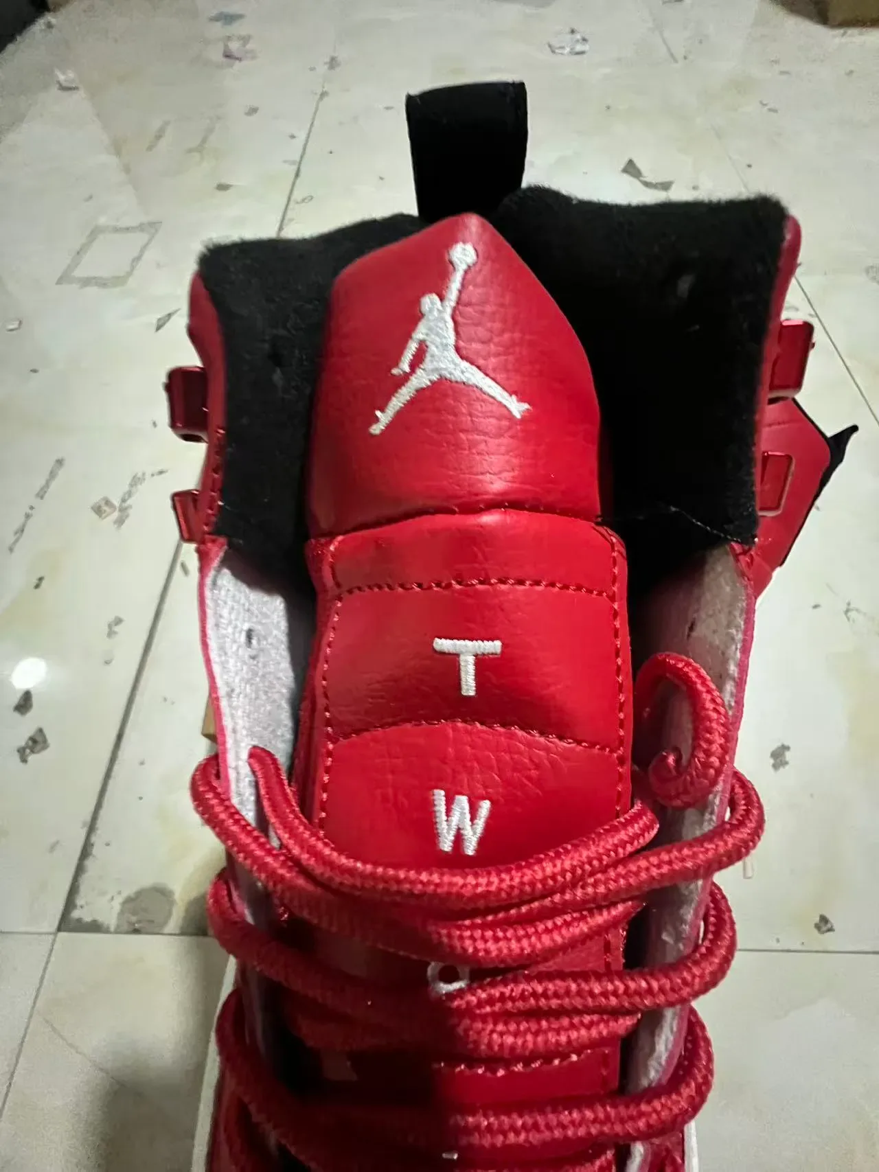 Air Jordan 12 Chaussures de Basket Cuir Matelassé Rouge et Blanc 4