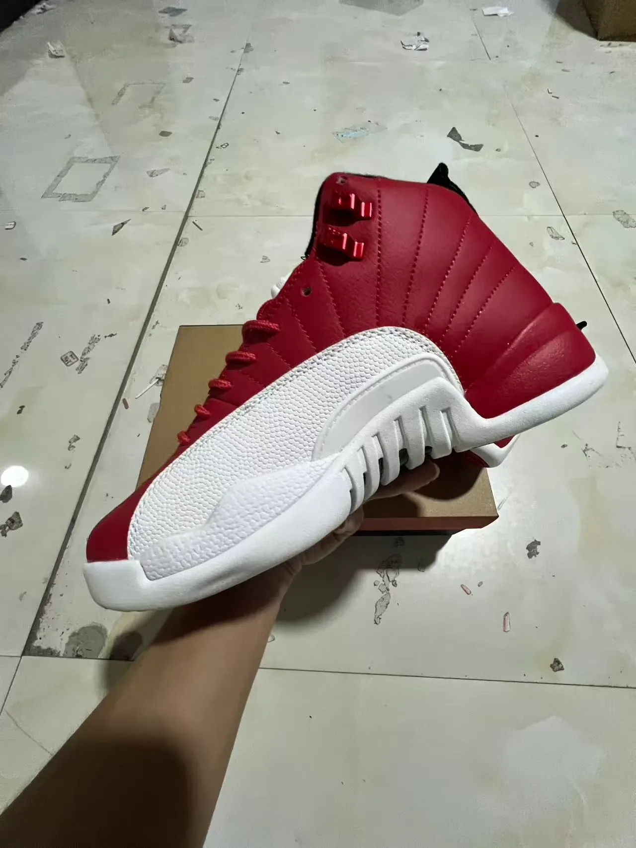 Air Jordan 12 Chaussures de Basket Cuir Matelassé Rouge et Blanc 5