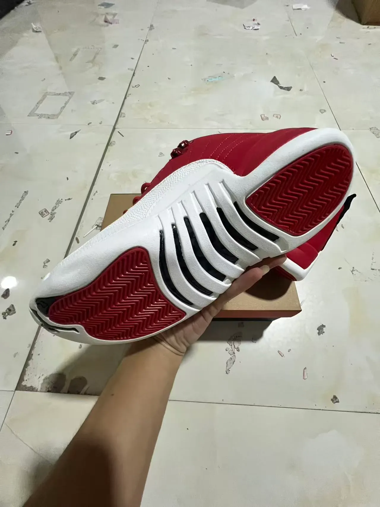 Air Jordan 12 Chaussures de Basket Cuir Matelassé Rouge et Blanc 6