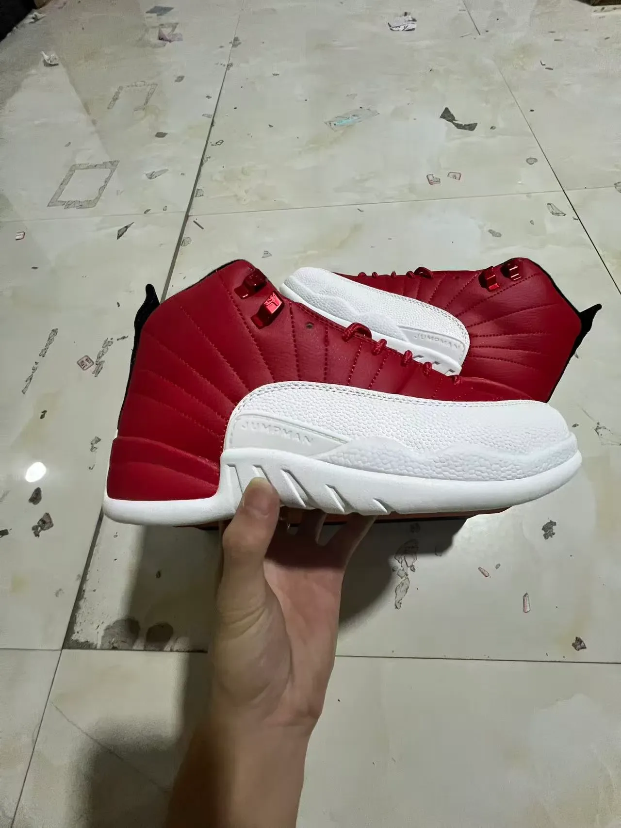 Air Jordan 12 Chaussures de Basket Cuir Matelassé Rouge et Blanc 7