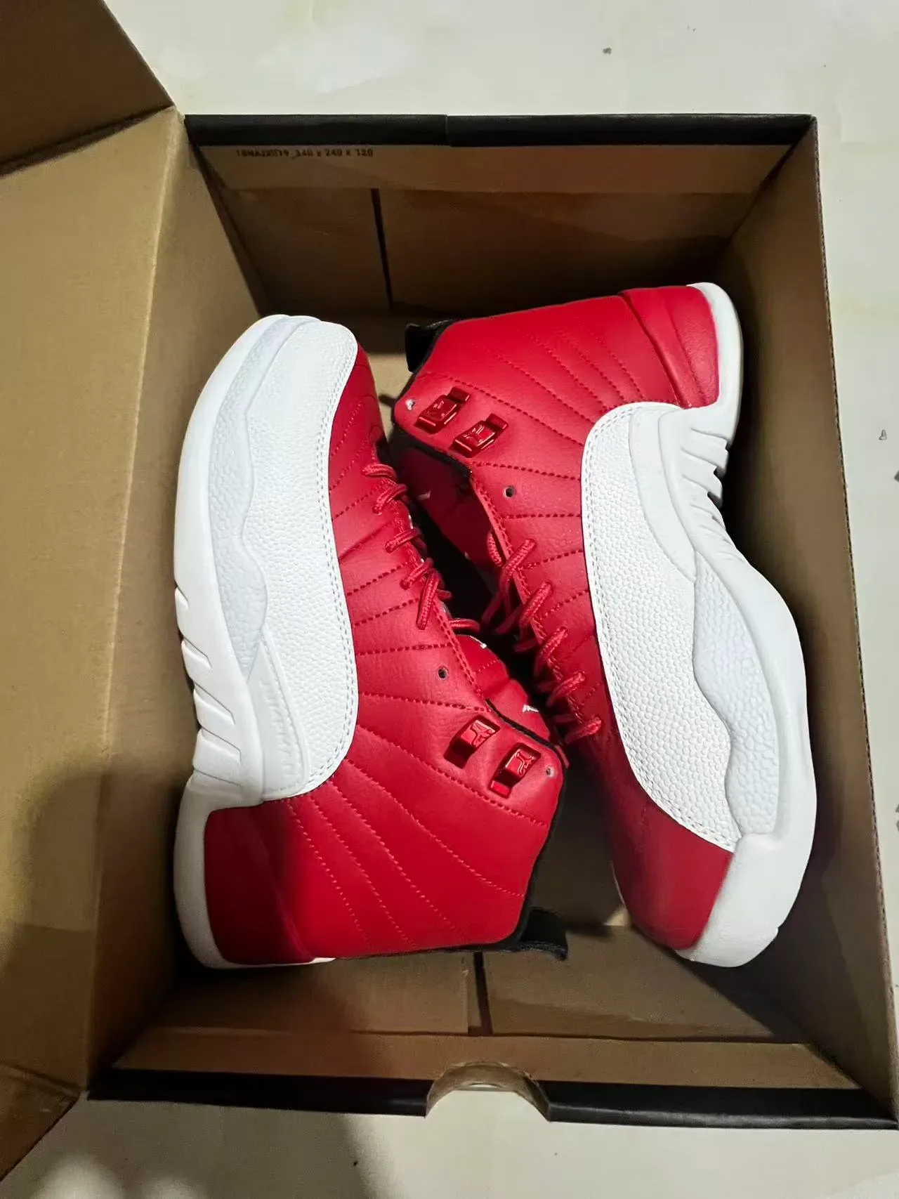 Air Jordan 12 Chaussures de Basket Cuir Matelassé Rouge et Blanc 9