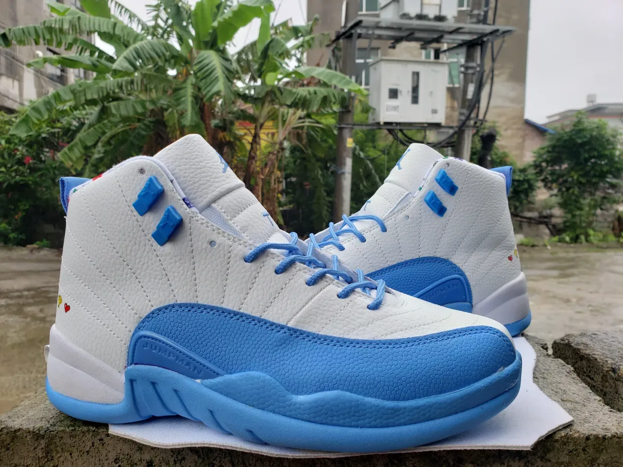 Air Jordan 12 Chaussures de Basketball Blanc et Bleu Clair Semelle Jaune 2
