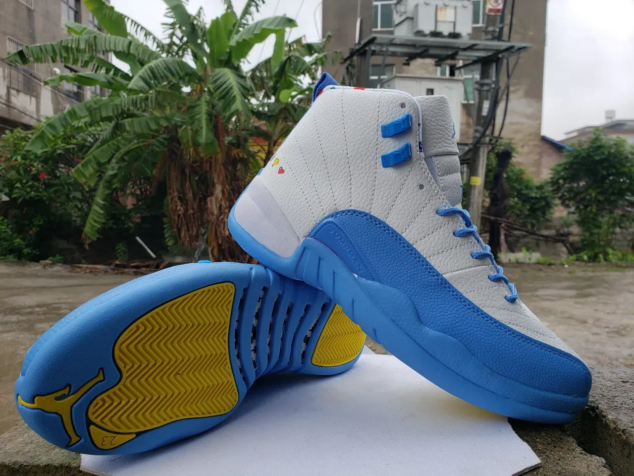 Air Jordan 12 Chaussures de Basketball Blanc et Bleu Clair Semelle Jaune 3
