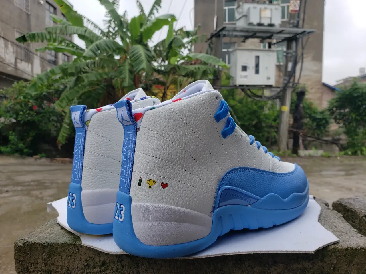 Air Jordan 12 Chaussures de Basketball Blanc et Bleu Clair Semelle Jaune 4