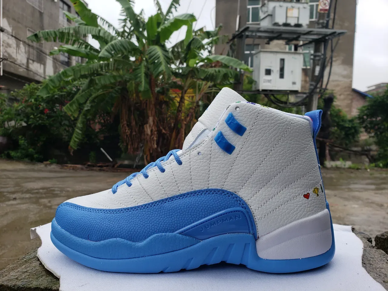 Air Jordan 12 Chaussures de Basketball Blanc et Bleu Clair Semelle Jaune 5