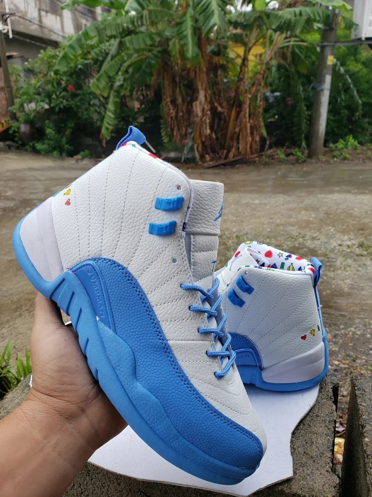 Air Jordan 12 Chaussures de Basketball Blanc et Bleu Clair Semelle Jaune 6