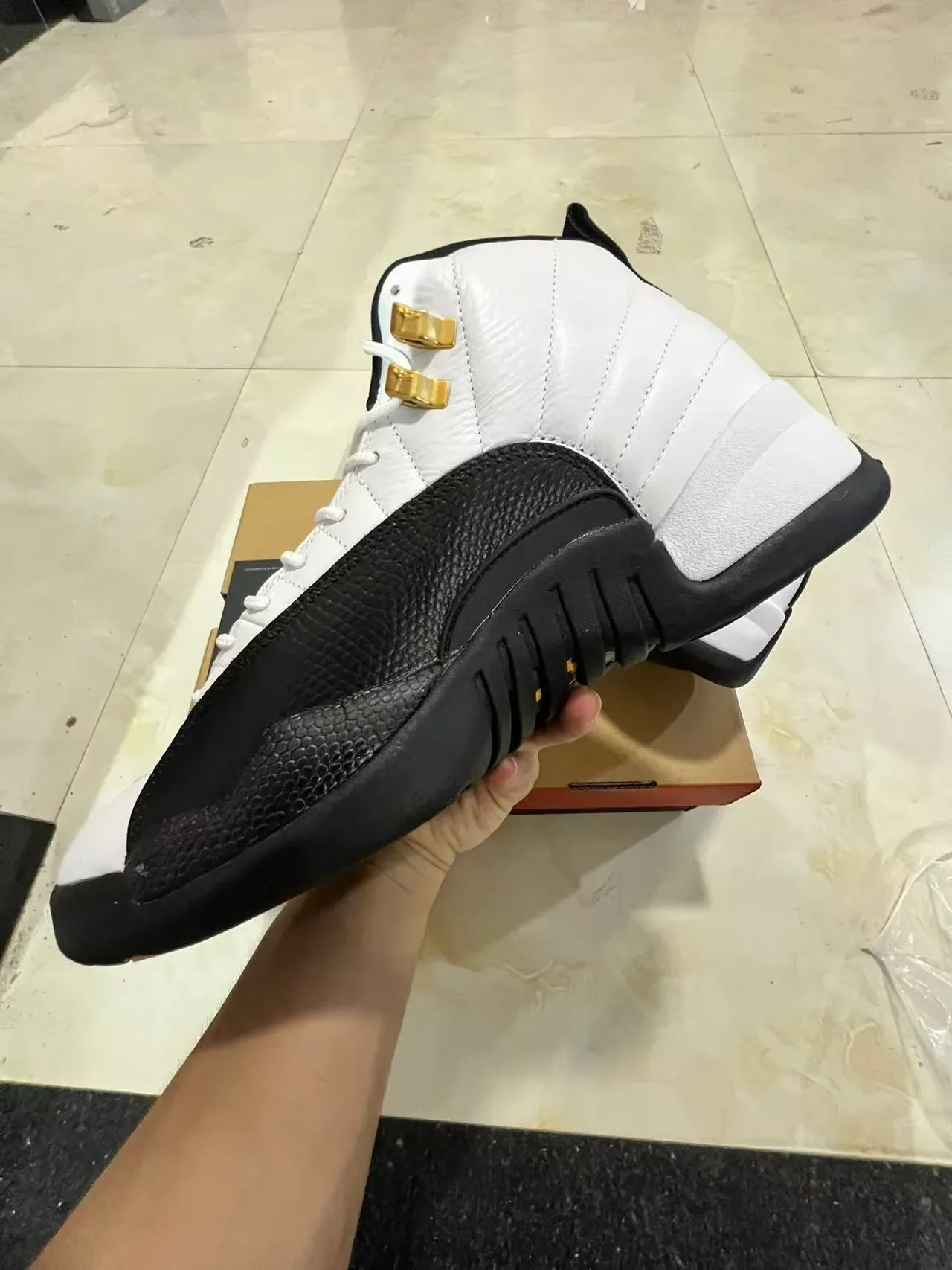 Air Jordan 12 Chaussures de Basketball Blanc Noir Or 5