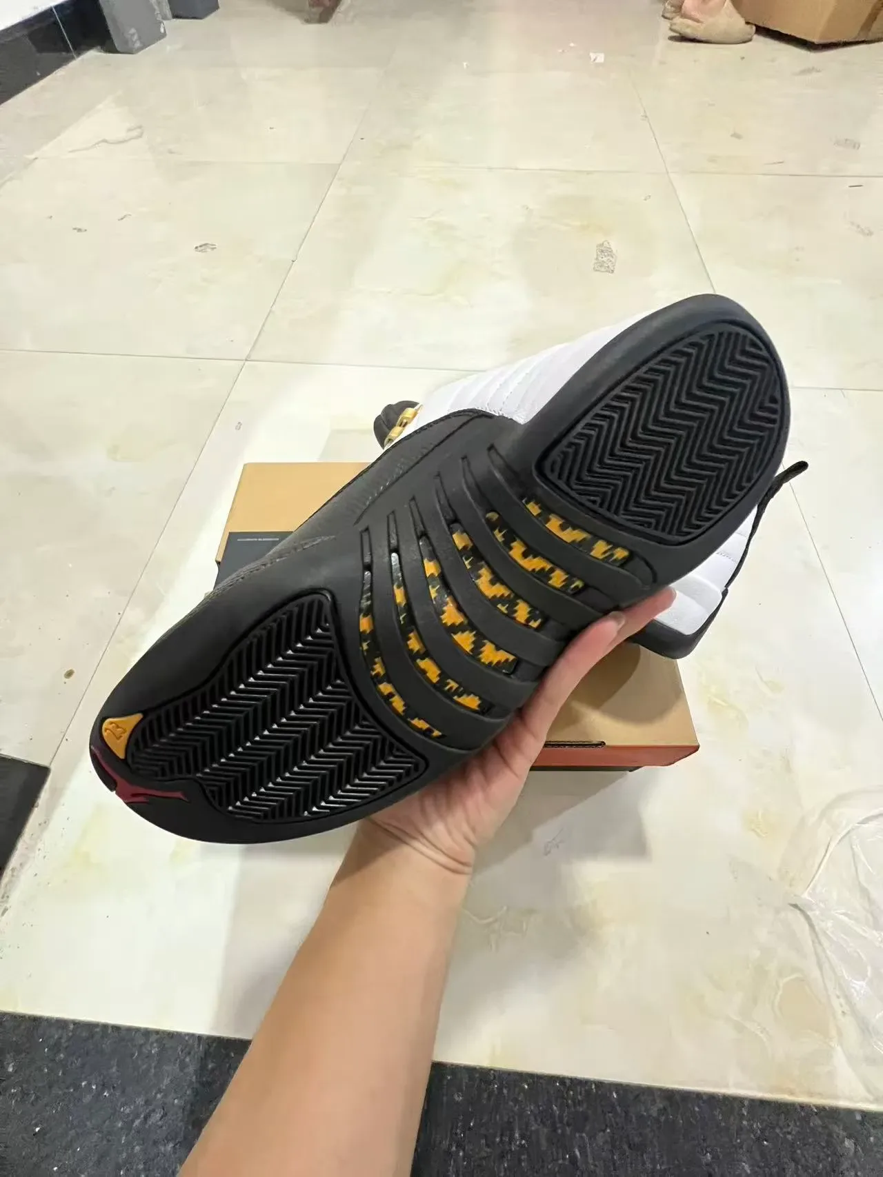 Air Jordan 12 Chaussures de Basketball Blanc Noir Or 6