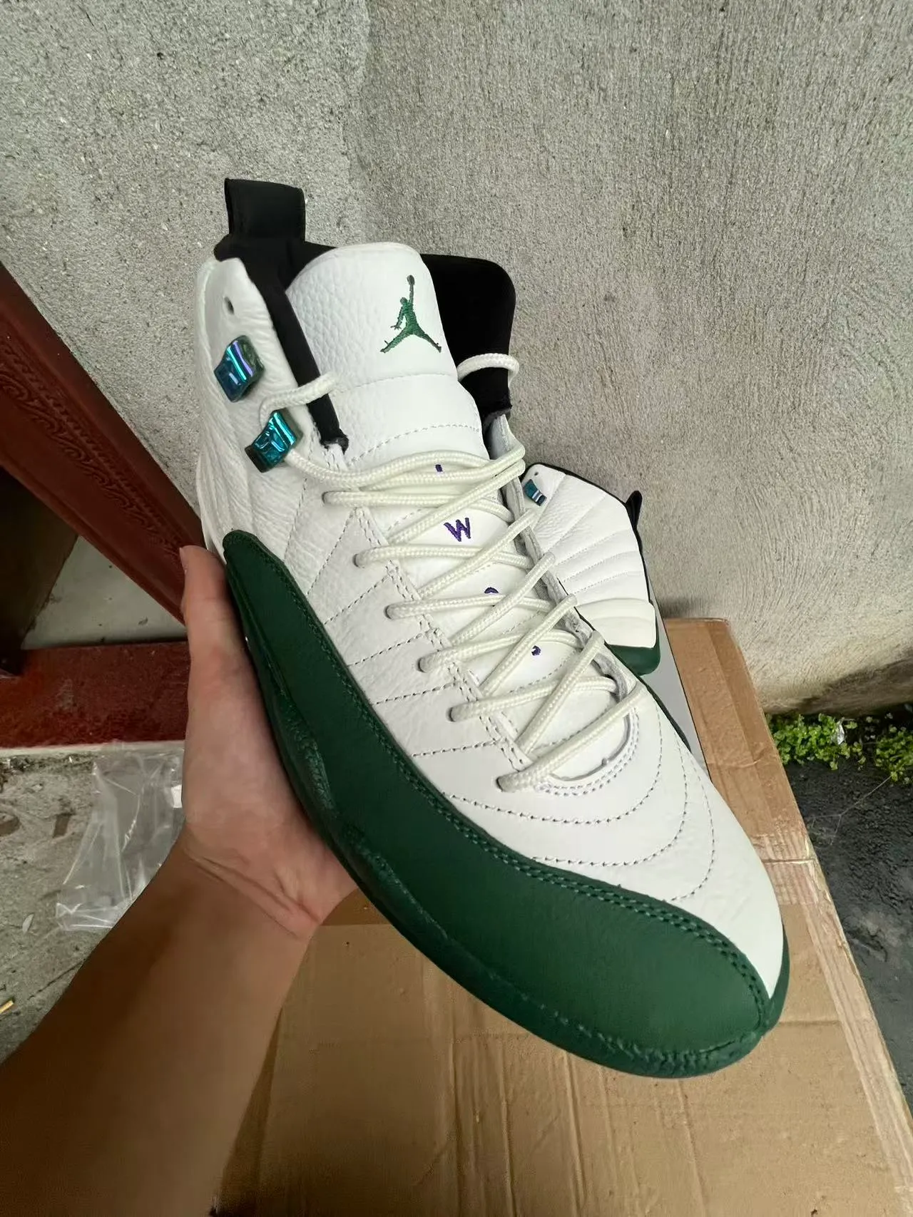 Chaussures de basketball Air Jordan 12 blanc et vert irisé 2