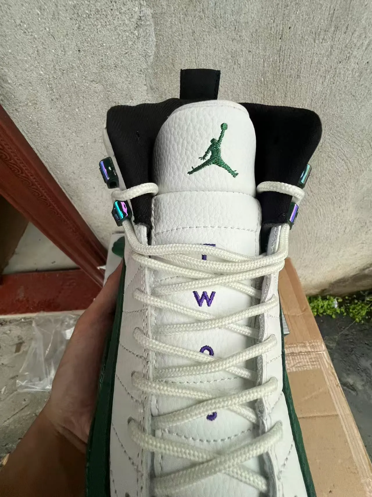Chaussures de basketball Air Jordan 12 blanc et vert irisé 4