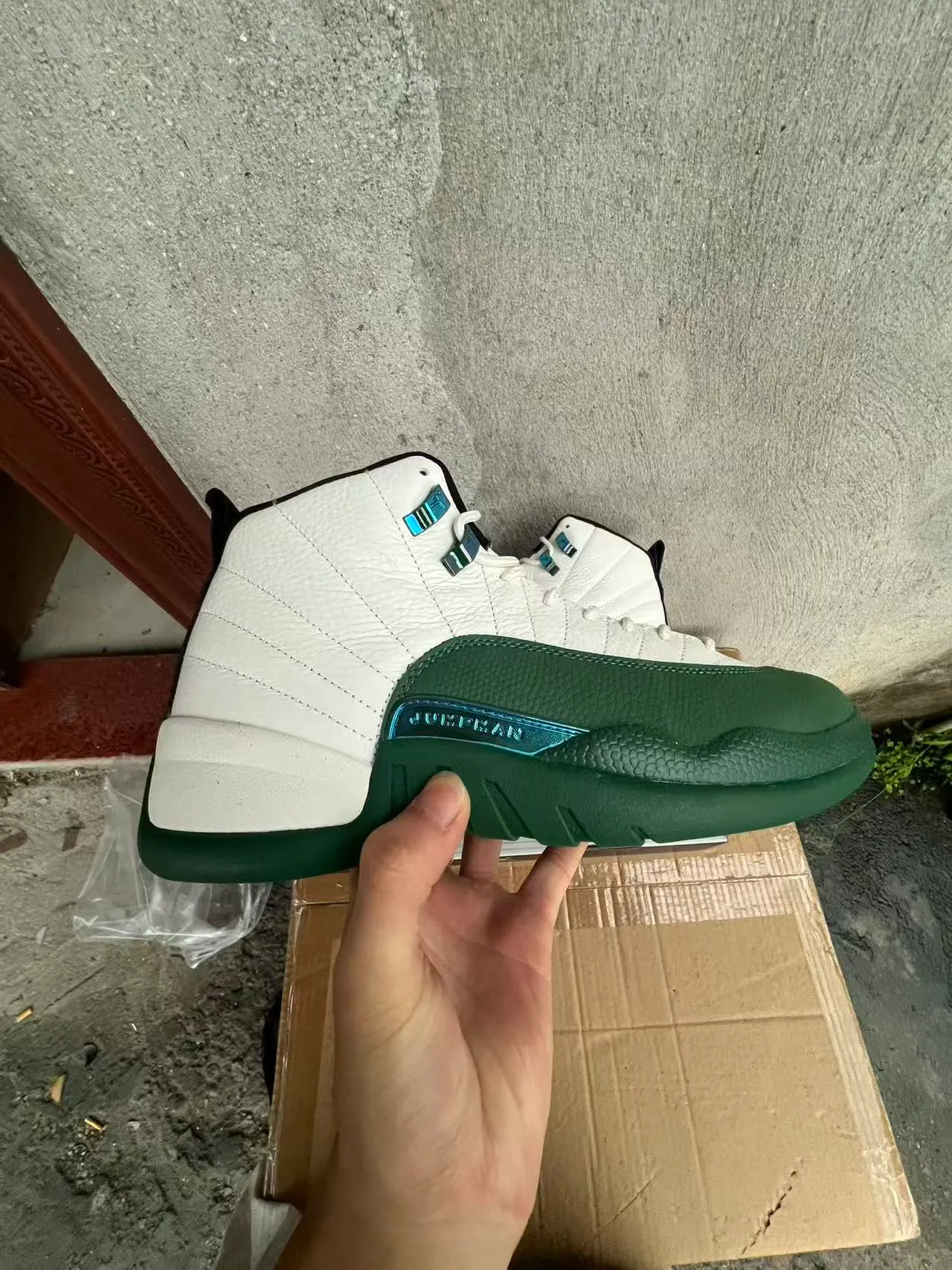 Chaussures de basketball Air Jordan 12 blanc et vert irisé 7