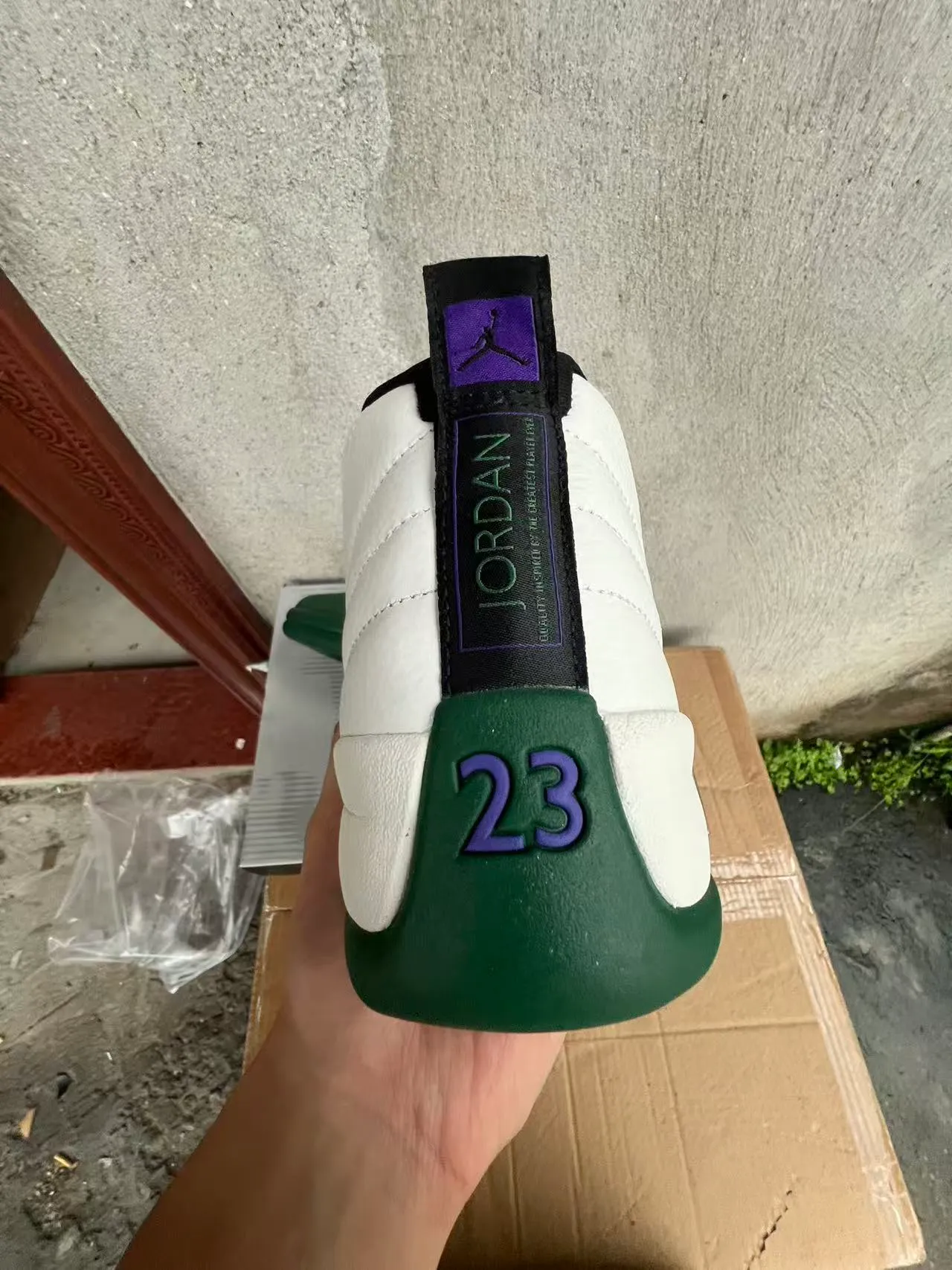 Chaussures de basketball Air Jordan 12 blanc et vert irisé 8
