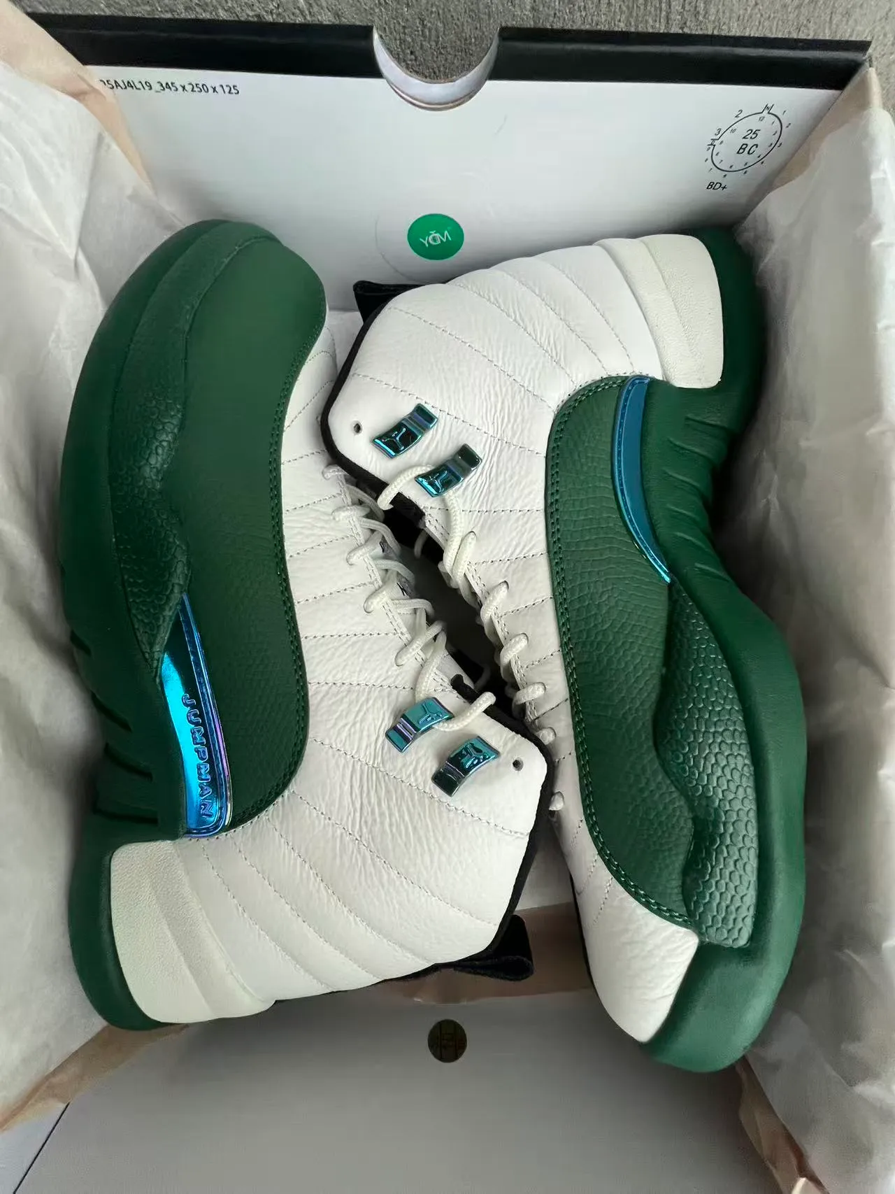 Chaussures de basketball Air Jordan 12 blanc et vert irisé 9