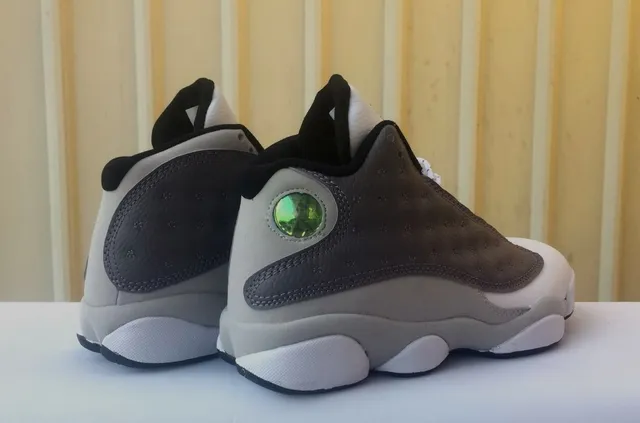 Chaussures de basket-ball Air Jordan 13 en nubuck perforé blanc et gris 2