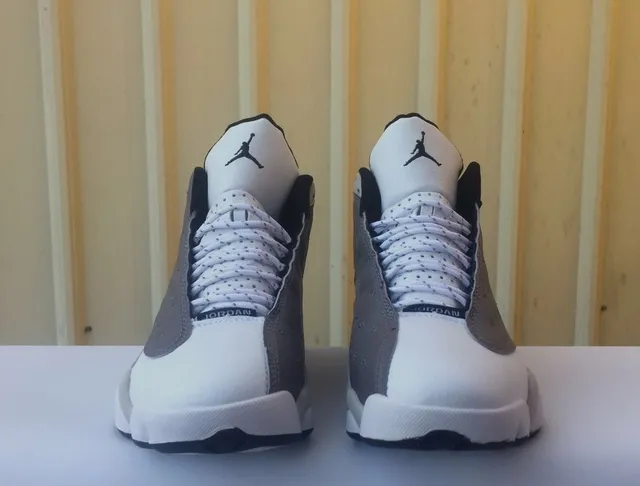 Chaussures de basket-ball Air Jordan 13 en nubuck perforé blanc et gris 3