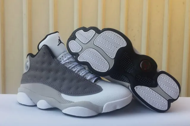 Chaussures de basket-ball Air Jordan 13 en nubuck perforé blanc et gris 4