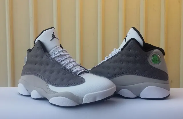 Chaussures de basket-ball Air Jordan 13 en nubuck perforé blanc et gris 5