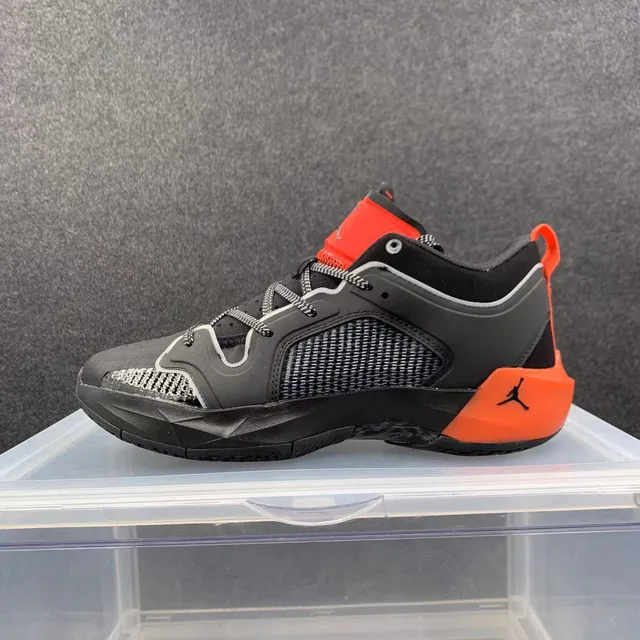 حذاء كرة السلة الشبكي Air Jordan 37 باللونين الأسود والبرتقالي 2