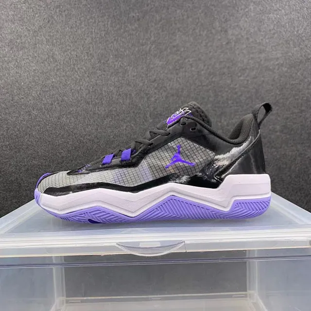 Chaussures de basketball Air Jordan 37 silhouette basse noir et violet avec tige en mesh et cage synthétique 2