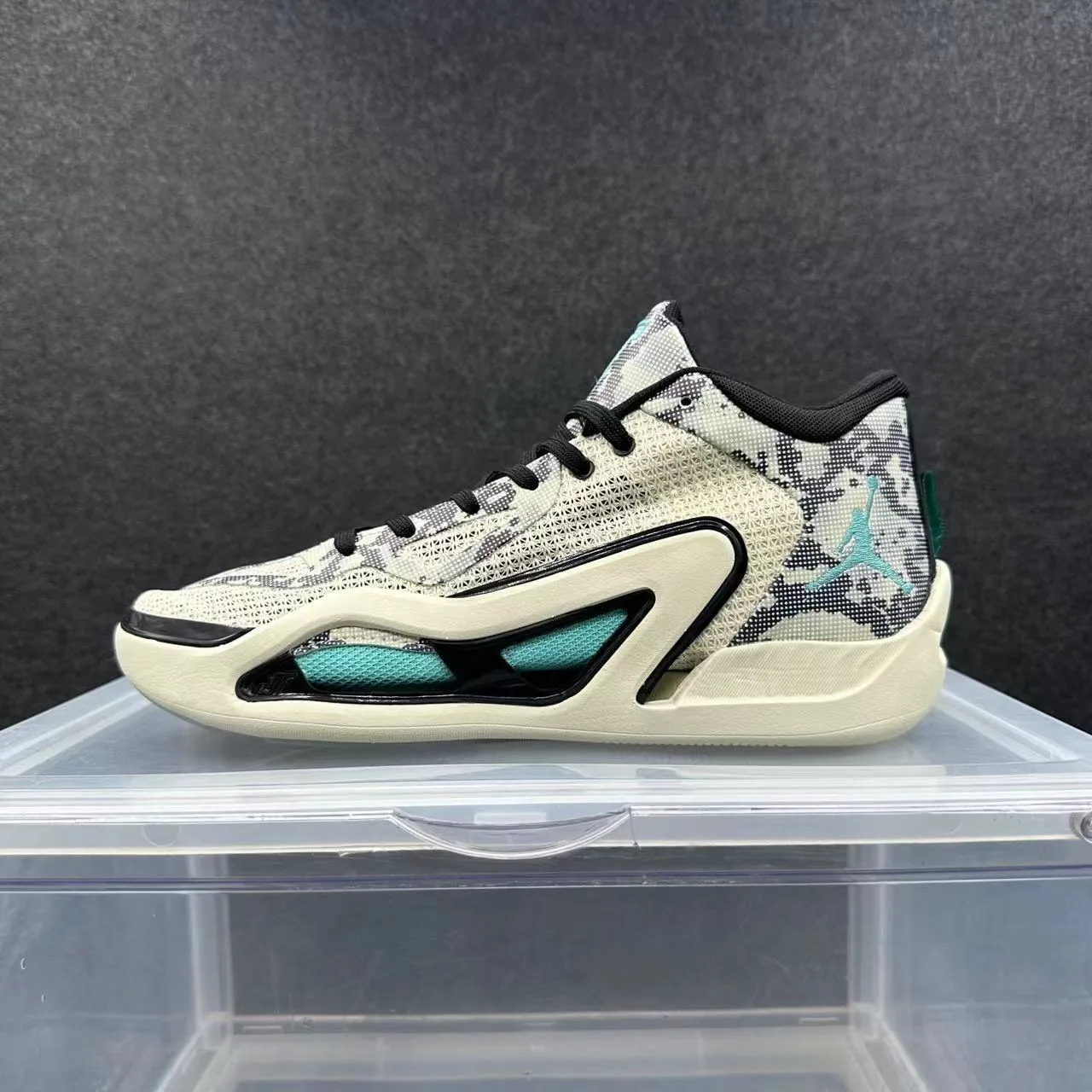 Chaussures de basketball Air Jordan 37 blanc cassé, noir et turquoise 2