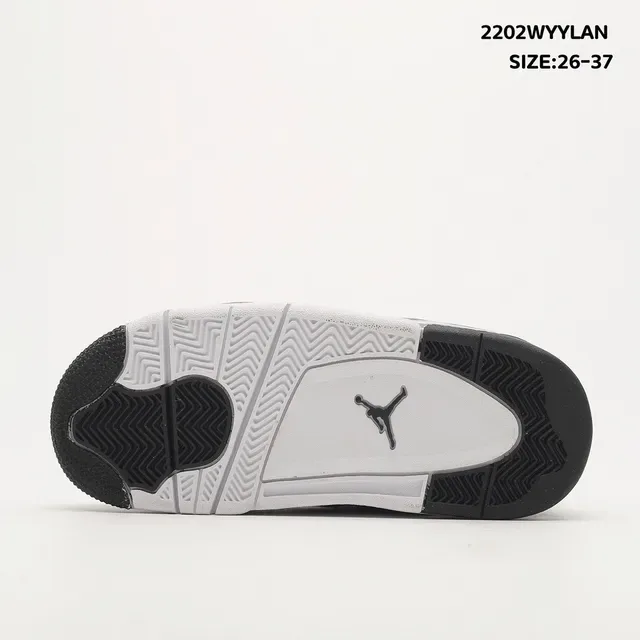 Air Jordan 4 Baskets lifestyle noires 23