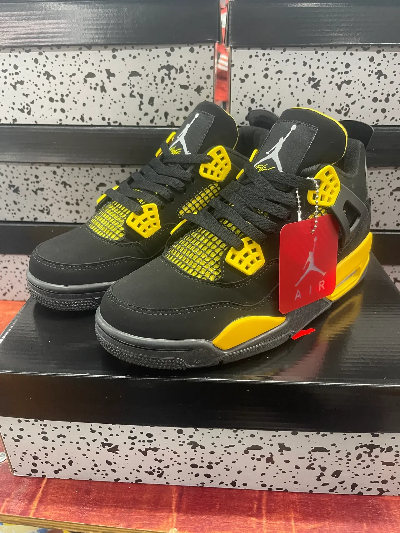 Air Jordan 4 Chaussures de Basket Noir et Jaune 5