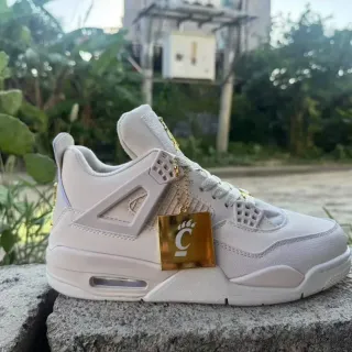 Air Jordan 4 Cincinnati Bearcats Off-White Gold 篮球鞋