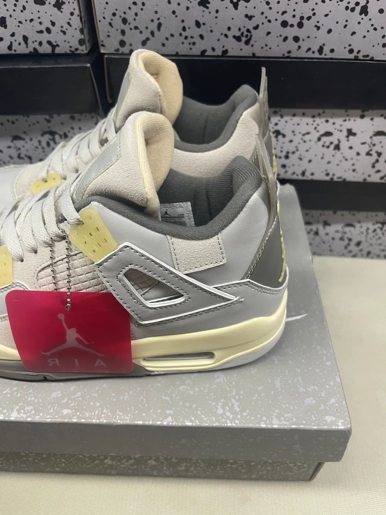 Air Jordan 4 Tênis de Basquete Cinza Claro e Creme 2
