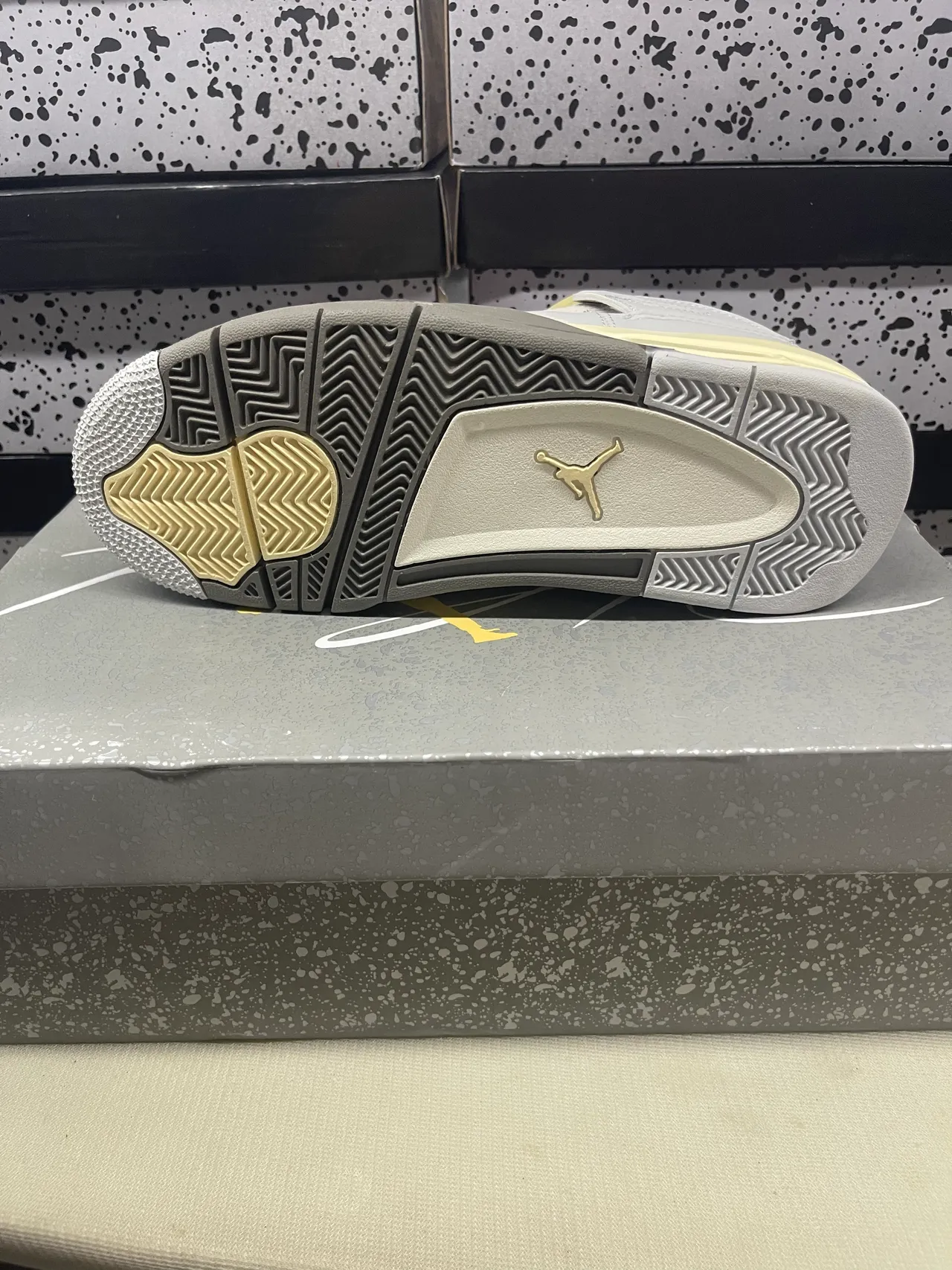 Air Jordan 4 Tênis de Basquete Cinza Claro e Creme 3